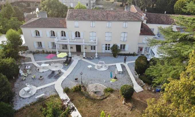 La Rochefoucauld Bed & Breakfast | Le Clos des Cèdres b&b