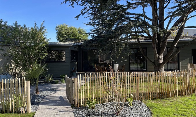 Bernieres-sur-Mer House | Le clos du cèdre 250 m from the sea, garden and wood-burning stove