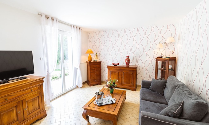 Amboise House | Le Clos Fleuri : Cottage with Tranquil Garden Setting in Historic Amboise