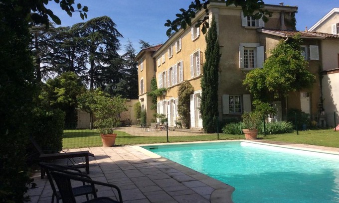 Saint-Genis-Laval Bed & Breakfast | Le clos saint Genois