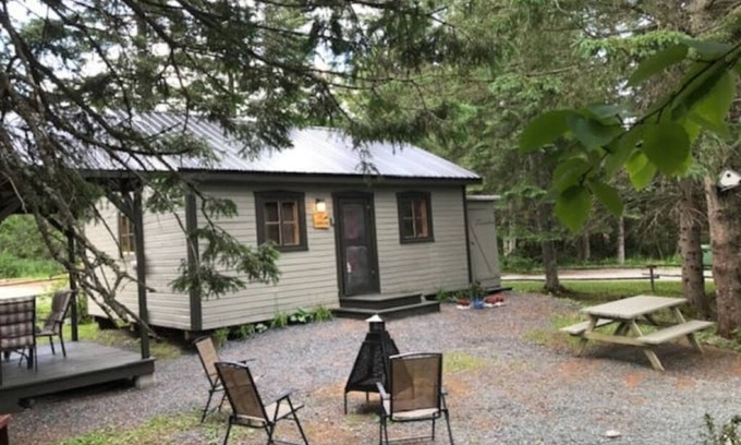 Saint-Luc-de-Bellechasse Ski Chalet | Le Coureur des Bois Spa 4-6 pers