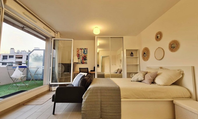 Republique - Tolstoi Apartment | LE Dedieu - Vue sur Fourvière
