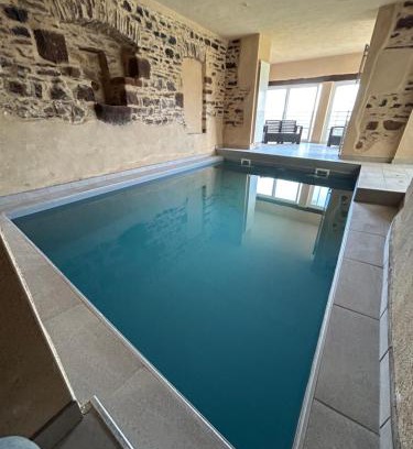 Saint-Laurent-d'Olt House | Le domaine du bez gite de Jules piscine,sauna,sauna,hammam,spa