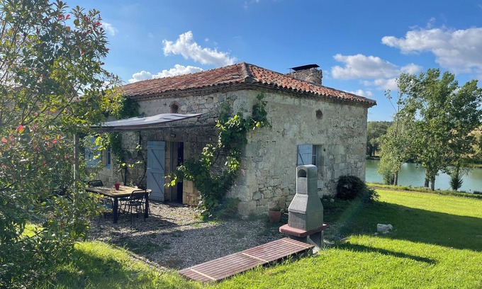 Montpezat House | Le Gîte de « La Chartreuse » Maison en Pierre Rénovée Avec Immense Piscine