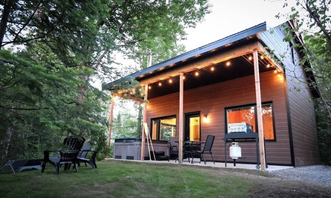Shannon Apartment | Le Geai Bleu - Waterfront Chalet with Spa