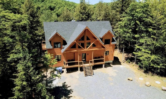 Grenville-sur-la-Rouge Ski Chalet | Le Grand Chene - Lake, Spa & Forest Fun