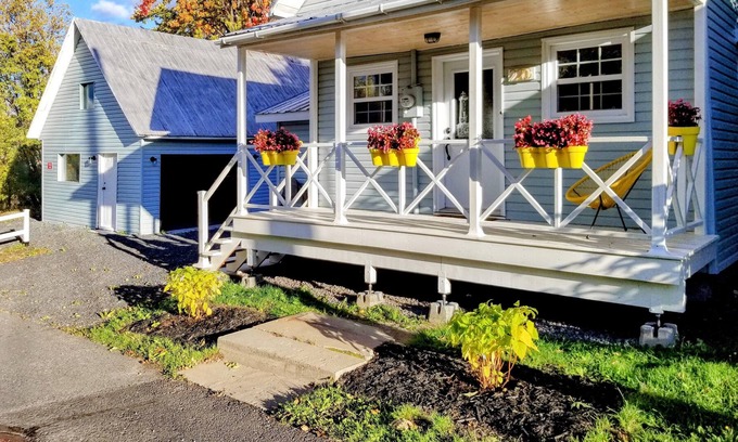 Leclercville House | Le Havre du Canal cozy and peaceful ancestral waterfront home