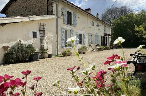 Romagne Bed & Breakfast | Le Jardin de Rose 24 FEUILLEBERT Romagne 86700