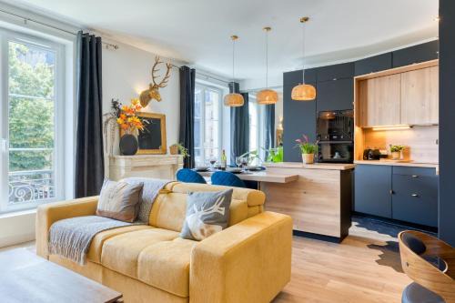 Quartier Vieux Marche-Cathedrale Apartment | Le Jeanne d'Arc, vue sur la Place du Vieux Marché