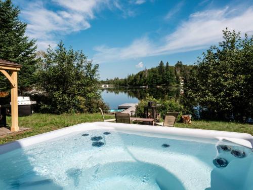 Saint-Calixte Ski Chalet | Le Lac Apaisant - Rustic Haven by the Water
