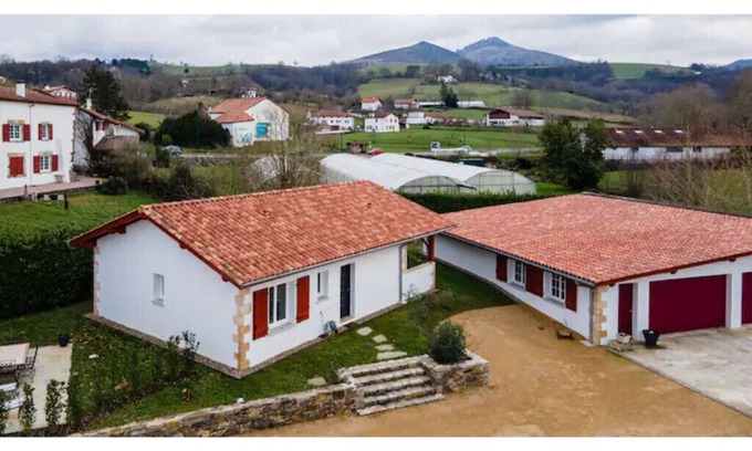 Espelette House | Le Lavoir, walk to town air conditioned calm