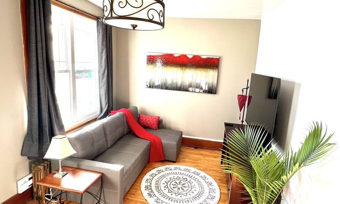 Vieux-Limoilou Apartment | Le Limoileux: Charmant 6 Places au Coeur de Limoilou/Stationnement Disponible