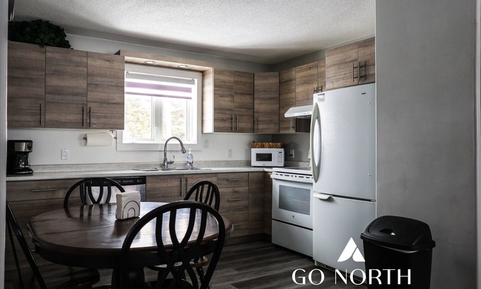 Cochrane House | Le Lodge - 4 BR 2BA Spacious Home