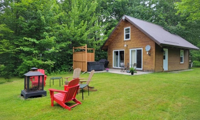 Sainte-Cecile-de-Whitton Ski Chalet | Le Madison avec Spa et Vue sur le Lac