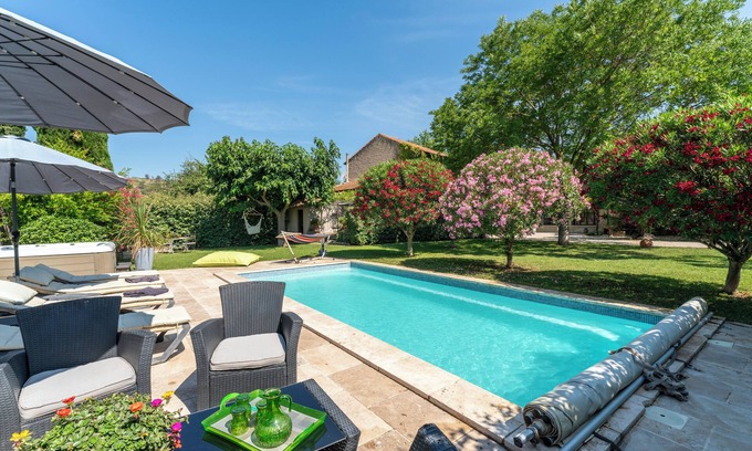 Graveson House | Le Mas Des Pins with Shared Pool, Wi-Fi and Air Conditioning