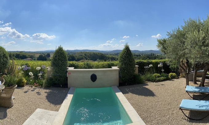 Cucuron House | LE MAZET D'EMILIA with private garden and pool in the countryside