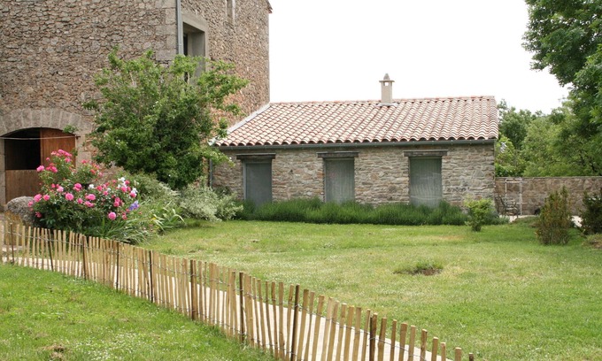 Le Cros Cottage | Le Mazet des Clauzals: 2 room gite on the Larzac in Le Cros