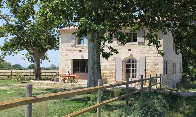 Le Cailar House | Le Mazet Jean. Camargue Bed and Breakfast (kindling)