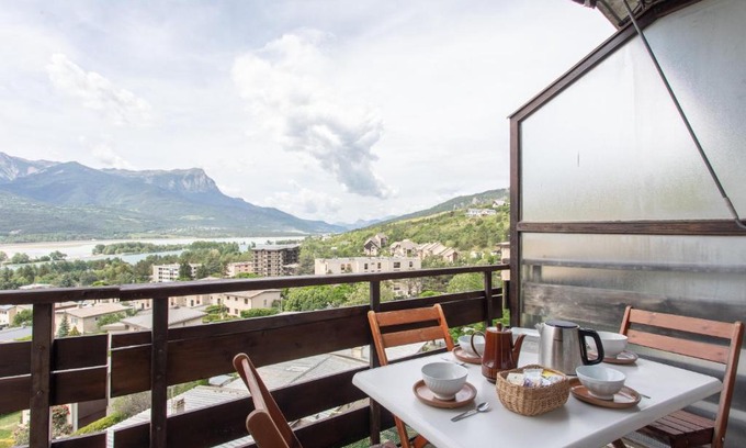 Embrun Apartment | Le Mirador - Studio avec balcon Vue Lac et Montagnes