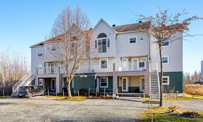 Magog Apartment | Le Moment, profitez du calme de l'eau et des montagnes.