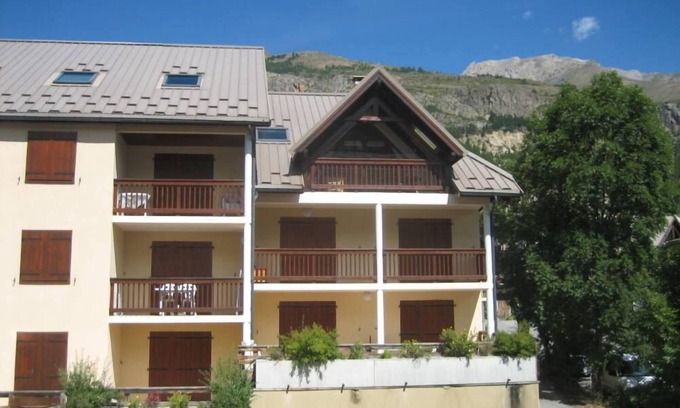 Monetier-les-Bains Apartment | Le Monetier Les Bains: sunny modern flat close to village centre and ski lifts