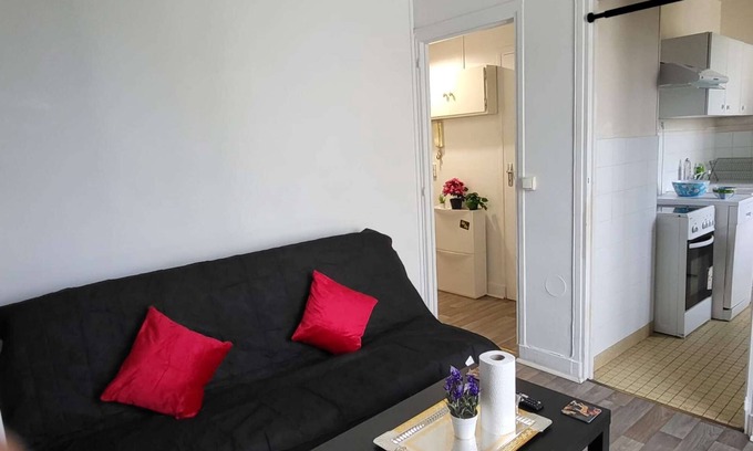 Thiais Apartment | Le Nid de Basch awaits you! Located in a residential area in the commune of Thiais.