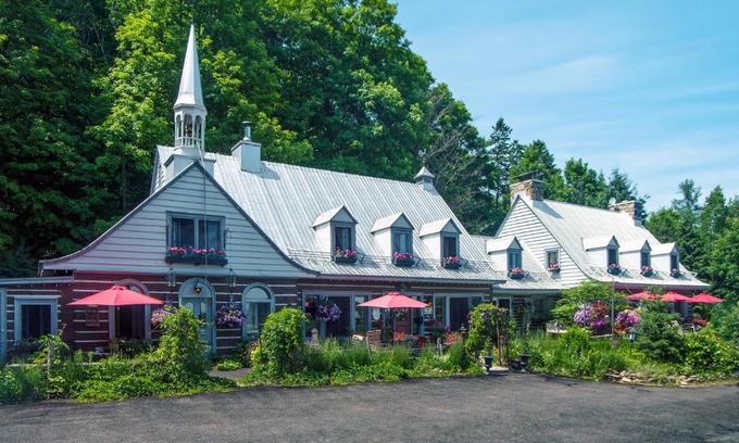 Saint-Sauveur Bed & Breakfast | Le Petit Clocher Gite Touristique B & B