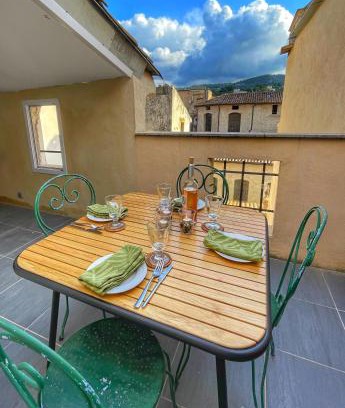 Apt Apartment | Le Petit Delphia