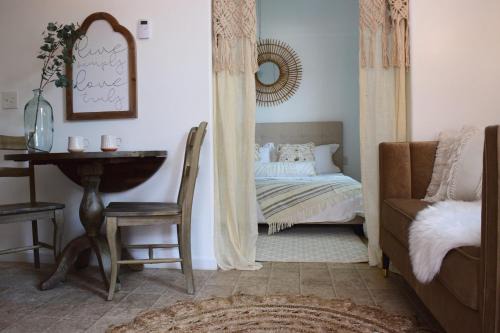 North Spokane House | Le Petit Guesthouse -King Bed Walk to Whitworth
