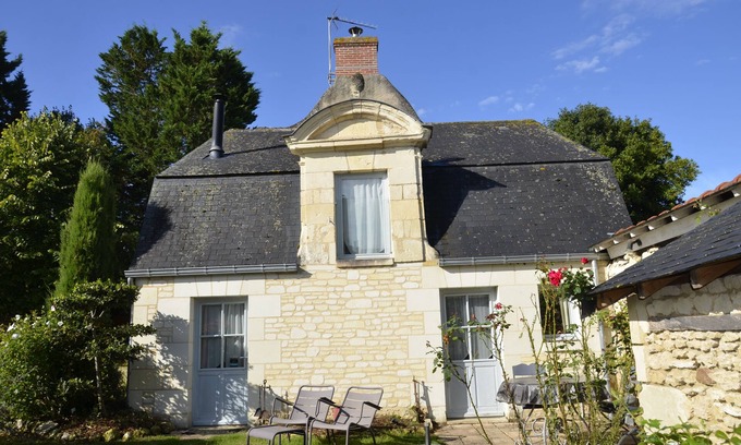 Noyant-la-Plaine Apartment | Le Petit Pavillon, located in the heart of the Anjou vineyards between Angers and Saumur