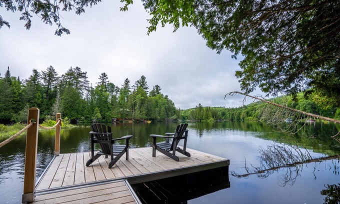 Labelle Ski Chalet | Le Petit Renard - Waterfront Retreat with Hot Tub, 45 min to Mont-Tremblant!