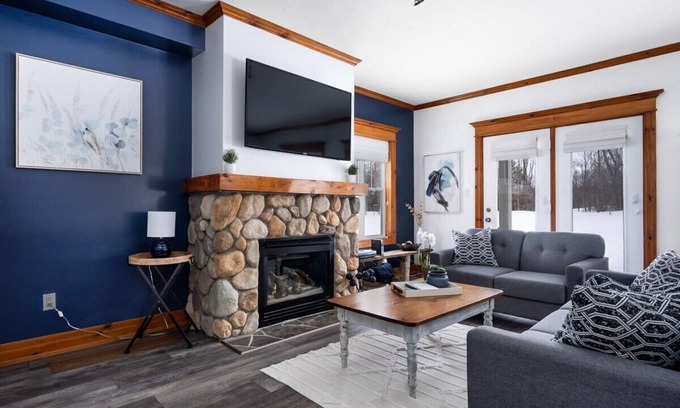 The Blue Mountains Condo | Le Petite Chalet - Outdoor Pool/Shuttle to Blue