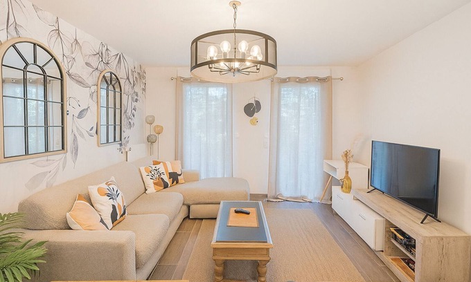 Le Plessis-Robinson Apartment | Le Plessis-Capitale: Apartment and private garden