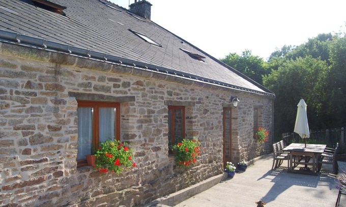 Languidic House | Le Pressoir - Gite with covered pool - St Leon, Languidic, South Brittany