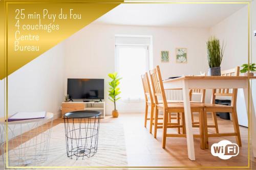 Saint-Andre-de-la-Marche Apartment | Le Regard sur La Place Léger et Raffiné