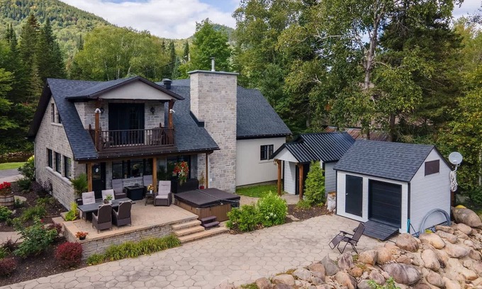 Saint-Brigitte-de-Laval Ski Chalet | Le Riverain | Spa and river