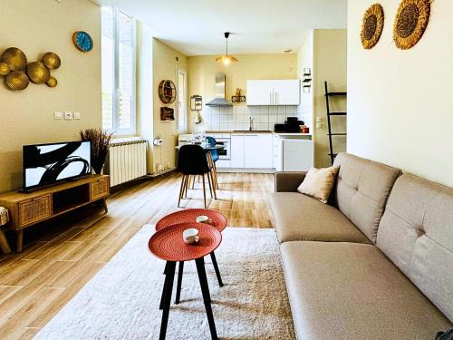 Sens Apartment | Le Saint Savinien - By 69ALSACELO - Patio Privé - Idéal Couple & Pros - Canapé convertible - Centre Ville - WiFi Fibre - Check-in Autonome - Parking Facile & Gratuit