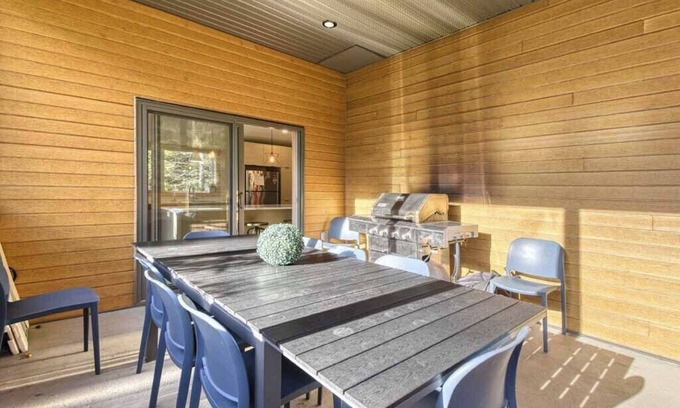 St-Adolphe-d'Howard Ski Chalet | Le Scandinave : luxurious waterfront with HOT TUB