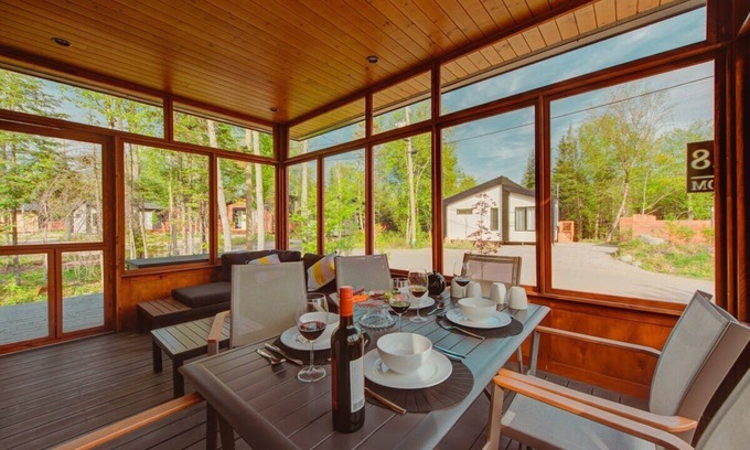 Pont-Rouge Ski Chalet | Le Shalom, spa, sauna et piscine chauffée