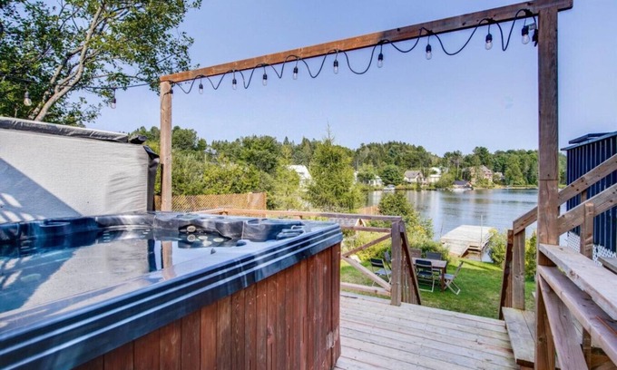 St-Adolphe-d'Howard House | Le St Joseph : SPA Privé, Bord de LAC et Ski à 3 Minutes