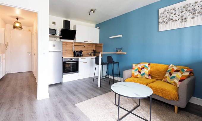 Evreux Apartment | Le studio epure du commandant