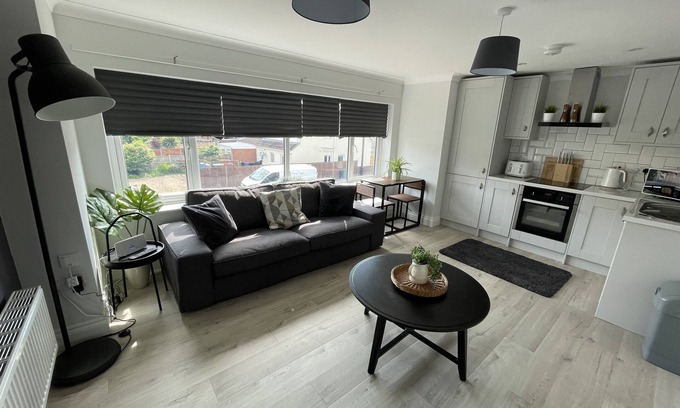 Netley Apartment | Le Swanmore contemporary two bedroom apartment
