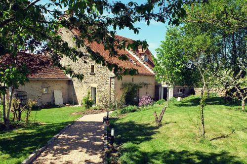 Saint-Julien-de-Civry Bed & Breakfast | Le Thé au Jardin