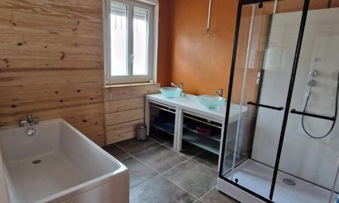 Tilly-sur-Seulles Apartment | Le Tillois, Appartement Centre Ville Proche Tous Commerces, Grande Salle de Bain