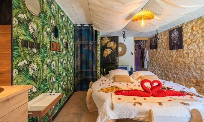 Saint-Genis-de-Saintonge Apartment | Le Vésuve – Romantic Love Room with private jacuzzi, king-size round bed near Antilles de Jonzac
