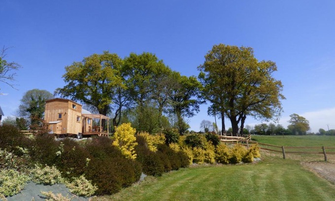 Saint-Hilaire-du-Maine Bed & Breakfast | le Vallon des 5 Roses
