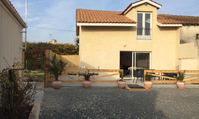 Neulles House | Le village