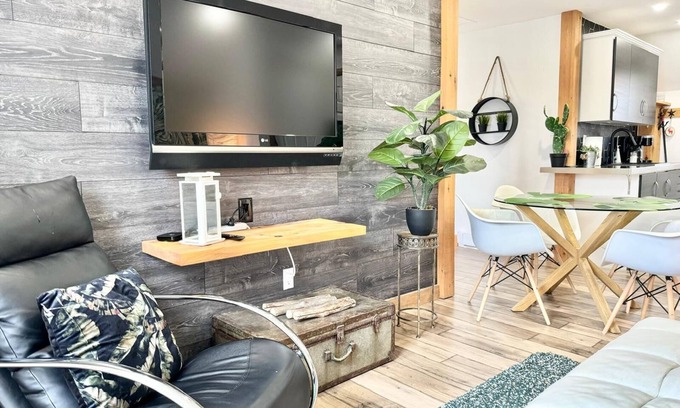 Boischatel Apartment | Le Wolfe 2 Bedrooms 2 min Falls Free Parking