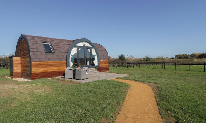 Newent Cottage | LEADON VIEW WILLOW, pet friendly, with a garden in Newent