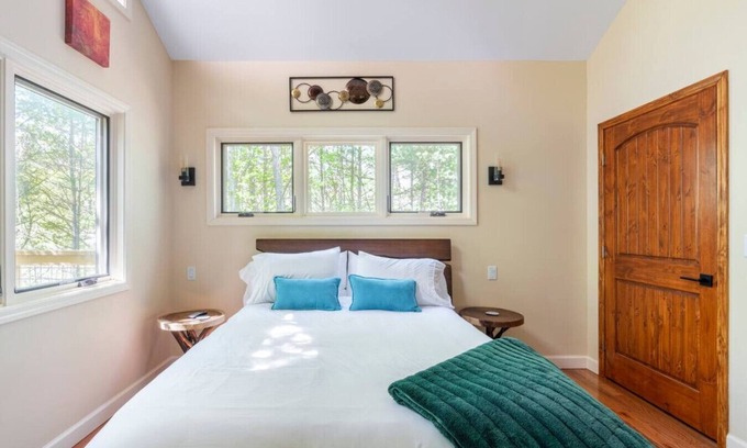 Marshall Cabin | Leaf Change Special Maple Treehouse Near Asheville - Pet Friendly